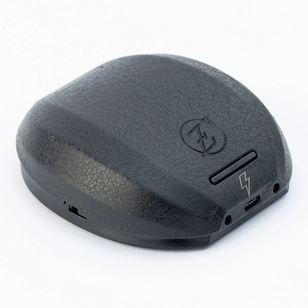 EZ Tattoo Kabelloser Fußschalter für P3 Pro/P2S/EvoTech Pro. Mehrfarbige LED zeigt Bluetooth-Verbindung an. Schwarzes stabiles Fußpedal an