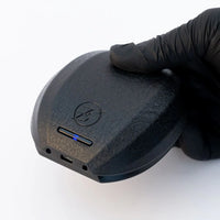 EZ Tattoo Kabelloser Fußschalter für P3 Pro/P2S/EvoTech Pro. Mehrfarbige LED zeigt Bluetooth-Verbindung an. Schwarzes stabiles Fußpedal an