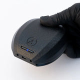 EZ Tattoo Kabelloser Fußschalter für P3 Pro/P2S/EvoTech Pro. Mehrfarbige LED zeigt Bluetooth-Verbindung an. Schwarzes stabiles Fußpedal an